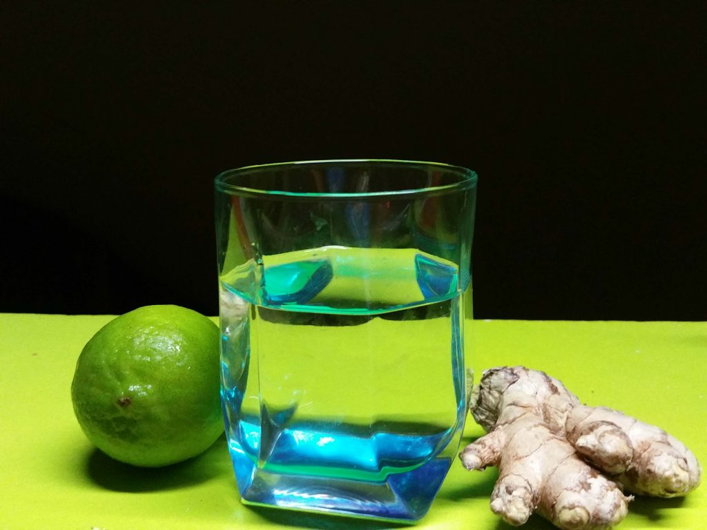 Eau tiède avec du citron et gingembre